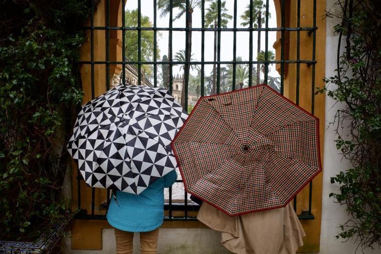 Endülüste şiddetli yağış nedeniyle yaklaşık 11 bin kişi evlerinden tahliye edildi