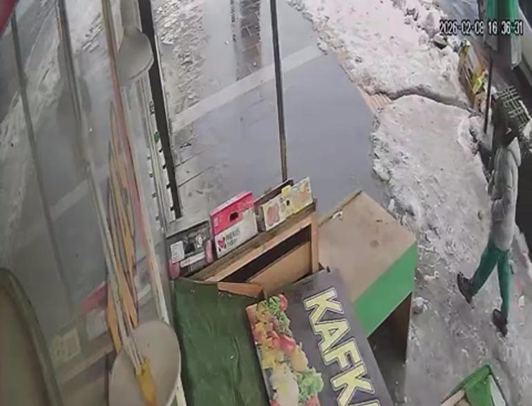 Çatıdan düşen kar kütlesinden saniyeler ile kurtuldu