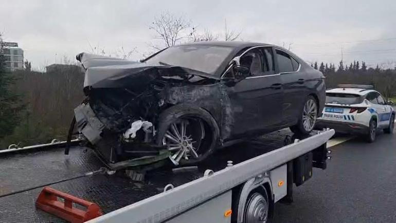 Çekmeköyde gişelerde beton bariyere çarpan otomobilin sürücüsü yaralandı