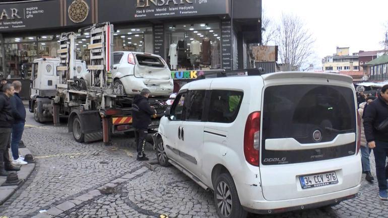 Fatih’te hafif ticari araç park halindeki otomobillere ve yayalara çarptı: 4 yaralı