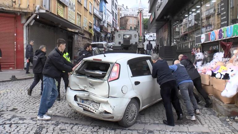 Fatih’te hafif ticari araç park halindeki otomobillere ve yayalara çarptı: 4 yaralı