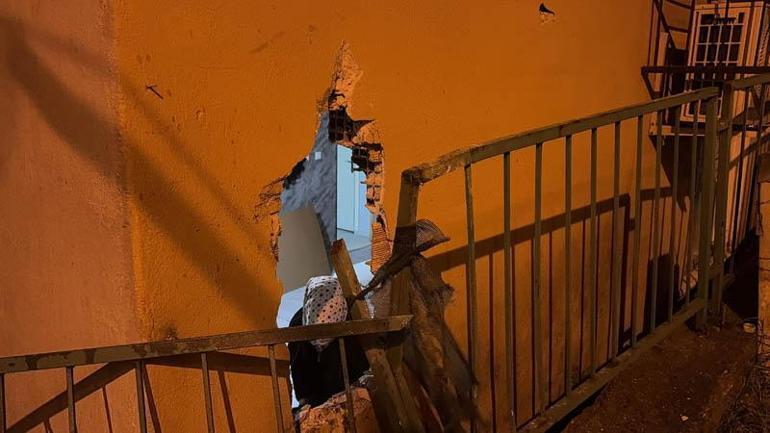 Kamyonetin çarptığı evin duvarından kopan tuğlaların altında kalıp yaralandı