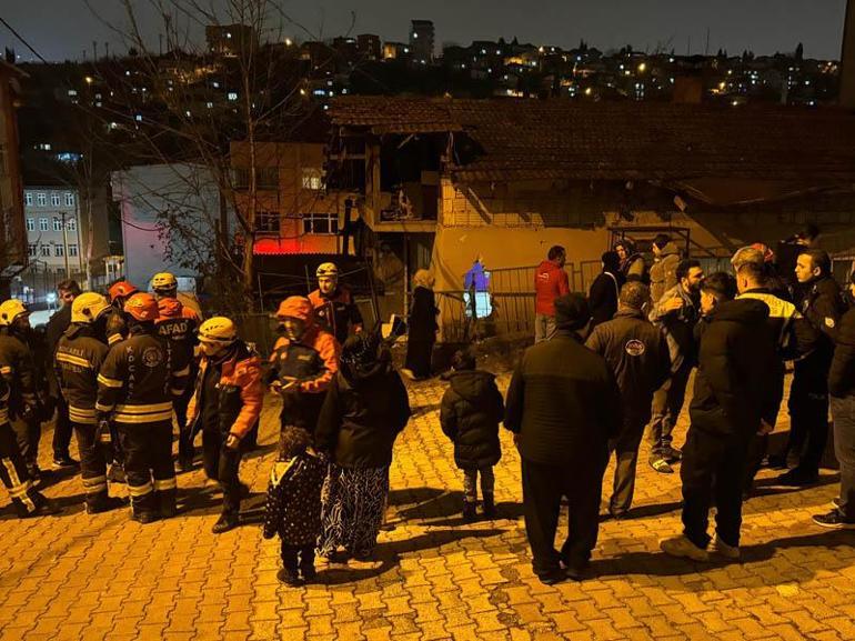 Kamyonetin çarptığı evin duvarından kopan tuğlaların altında kalıp yaralandı