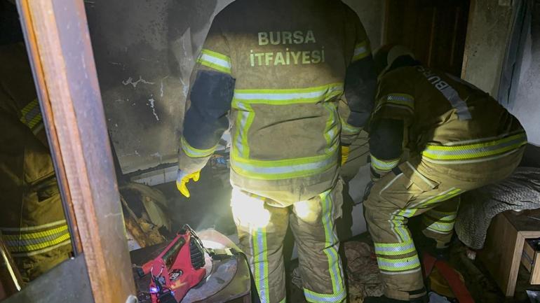 Bursada 2 katlı binada çıkan yangın söndürüldü