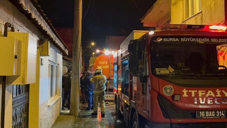 Bursada 2 katlı binada çıkan yangın söndürüldü