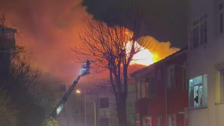 Üsküdar’da 7 katlı metruk binanın çatısı alev alev yandı