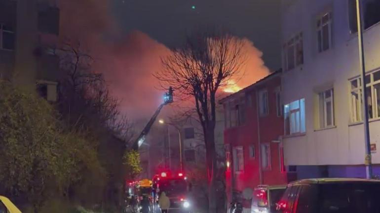 Üsküdar’da 7 katlı metruk binanın çatısı alev alev yandı