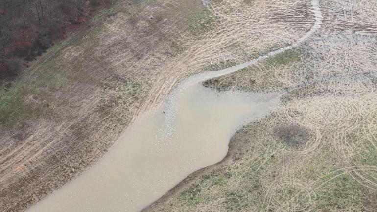 Ömerli Barajı yakınında kırmızı renkli akan dere tedirginliği