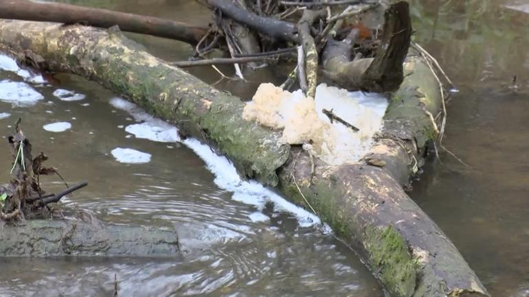 Ömerli Barajı yakınında kırmızı renkli akan dere tedirginliği