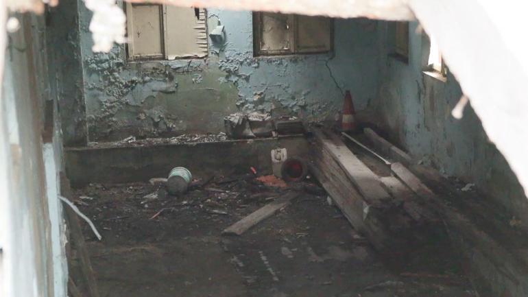 Fatihteki tarihi Tur-i Sina Manastırının duvarları çatladı, çevresi çöple dolu