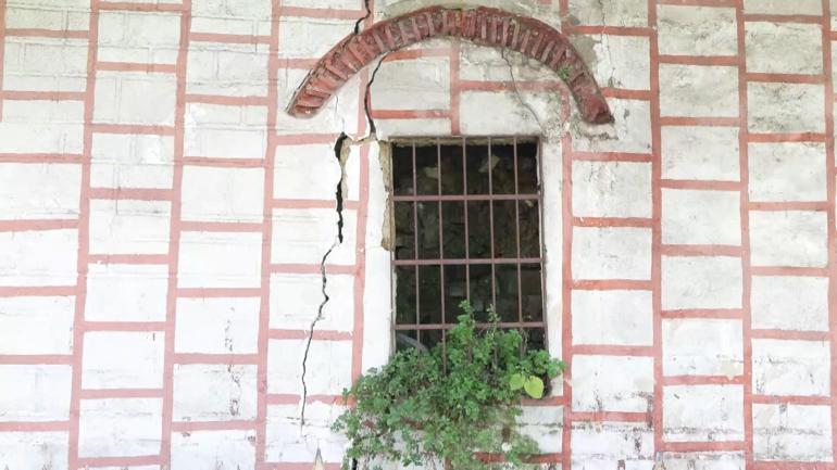 Fatihteki tarihi Tur-i Sina Manastırının duvarları çatladı, çevresi çöple dolu