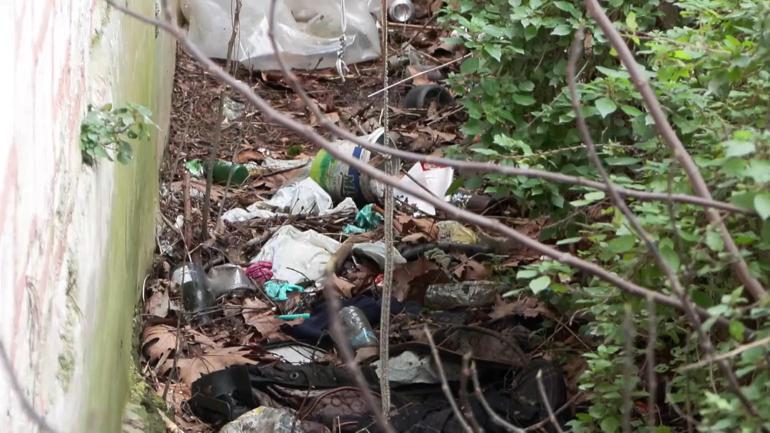Fatihteki tarihi Tur-i Sina Manastırının duvarları çatladı, çevresi çöple dolu