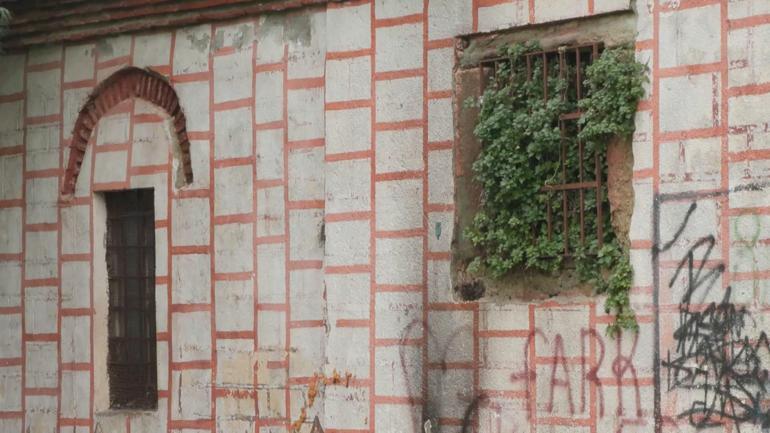 Fatihteki tarihi Tur-i Sina Manastırının duvarları çatladı, çevresi çöple dolu