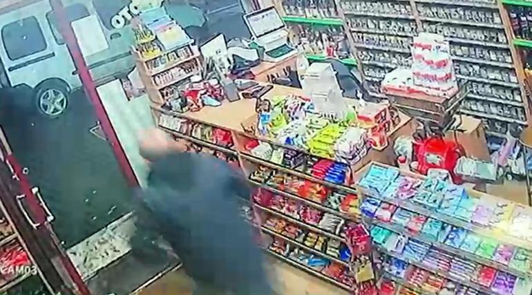 Büfeden 15 bin liralık alkol ve yiyecek hırsızlığı kamerada