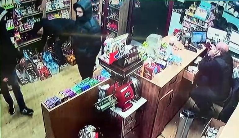 Büfeden 15 bin liralık alkol ve yiyecek hırsızlığı kamerada