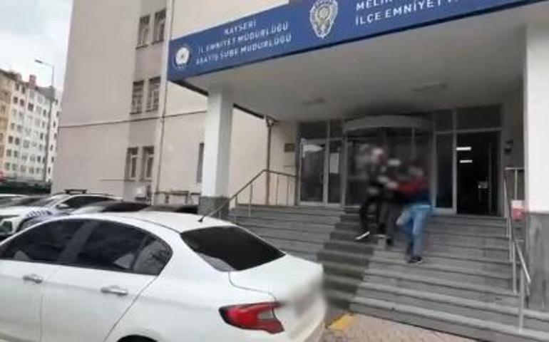 Forkliftle kuyumcu soyup eşekle kaçan şüpheli yakalandı; o anlar kamerada