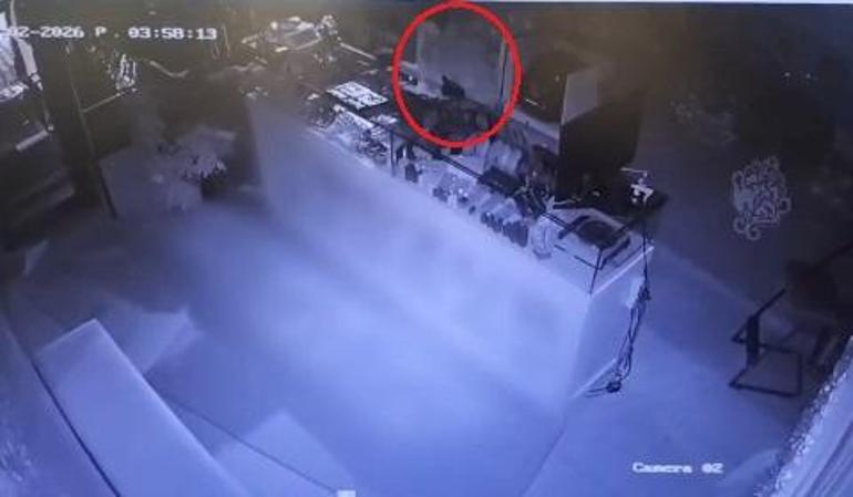 Forkliftle kuyumcu soyup eşekle kaçan şüpheli yakalandı; o anlar kamerada