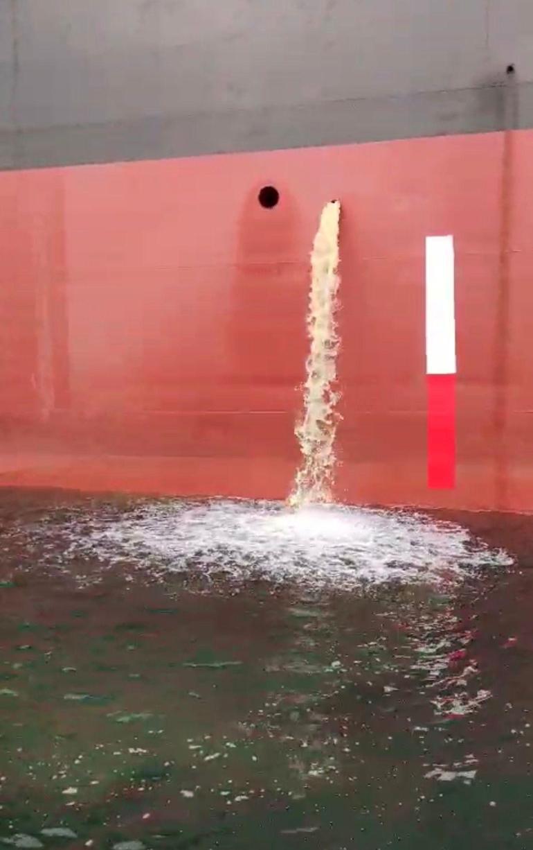 Kirli balast suyunu denize boşaltan gemiye para cezası kesildi