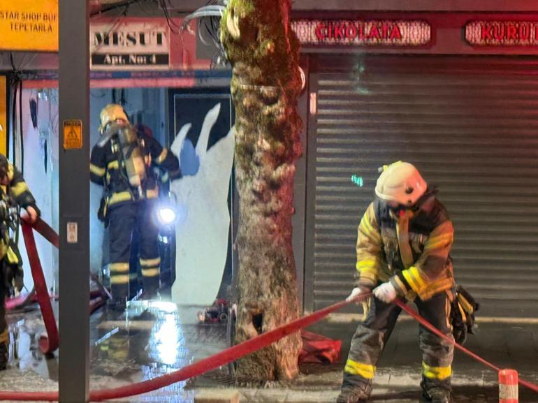 İzmit’te 7 katlı binanın çatısında çıkan yangın söndürüldü