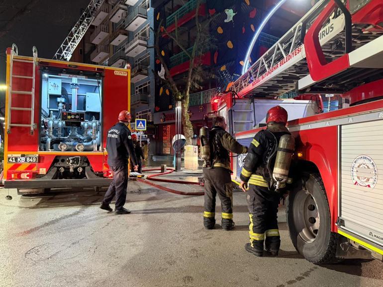 İzmit’te 7 katlı binanın çatısında çıkan yangın söndürüldü
