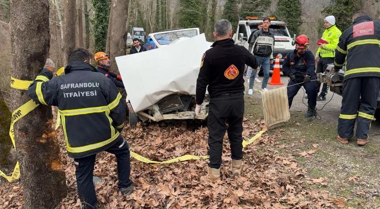 Otomobil ağaca çarptı: 1 ölü, 2 yaralı