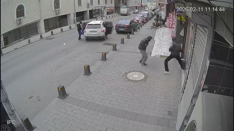 Eyüpsultan’da kuyumcuya soygun girişimi kamerada