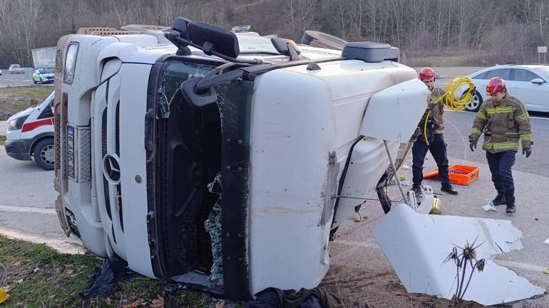 Kontrolden çıkan kuru beton tankeri refüje devrildi; 1 yearalı