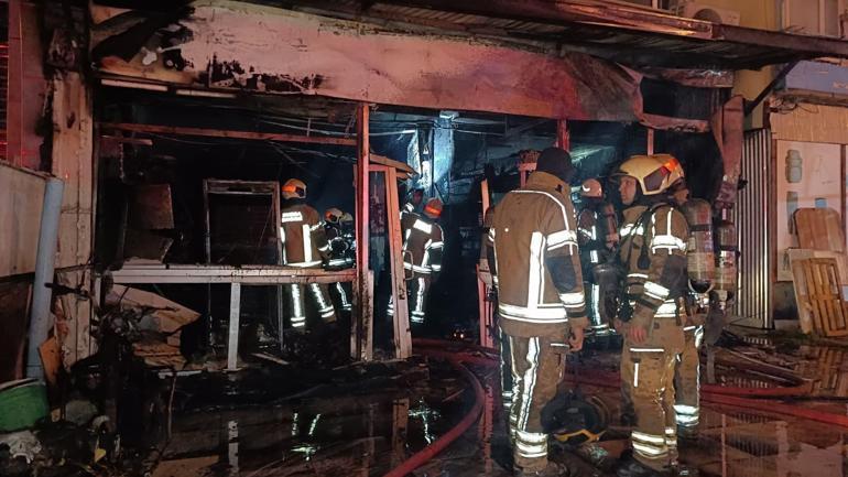 Bursada iş yerinde çıkan yangında 2 kişi dumandan etkilendi