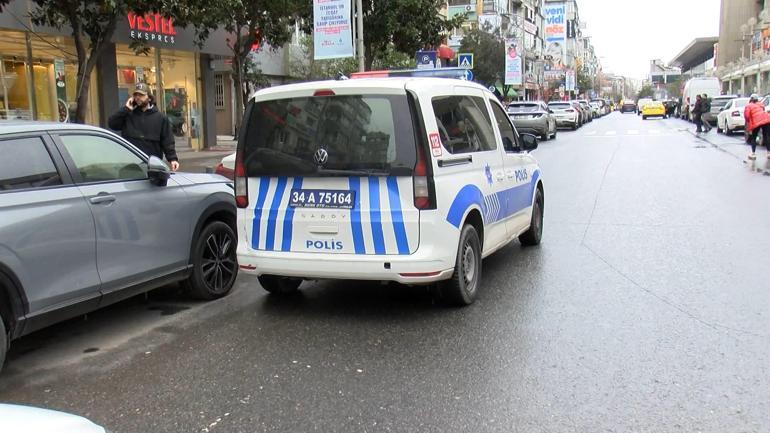 Bakırköyde 2 kişinin iş merkezinin kapısına el bombası koyduğu anlar kamerada