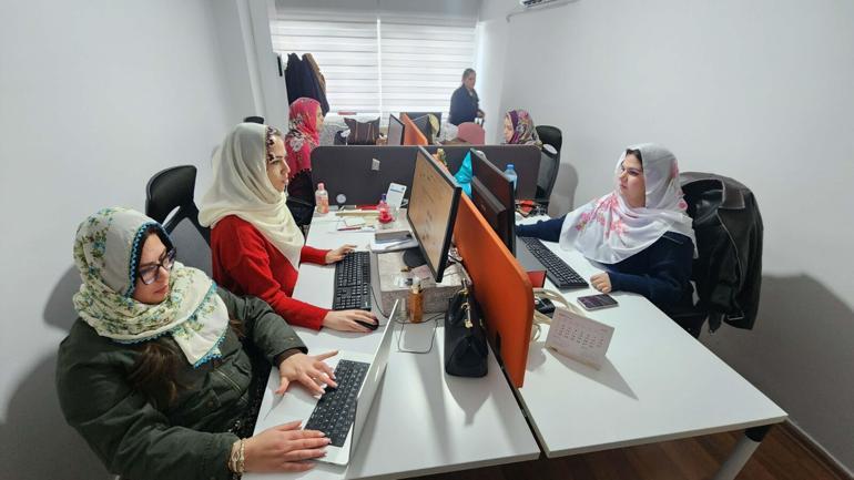 Muğlada kadın gazetecilerden Başkan Güneşe yöresel kıyafetli destek