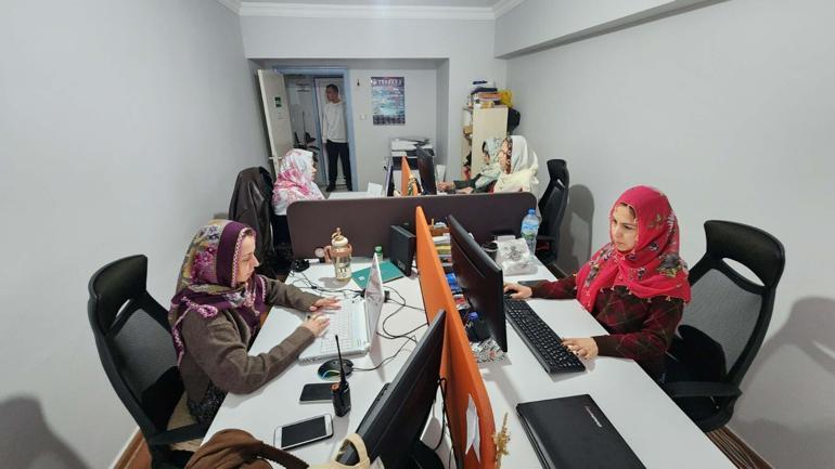 Muğlada kadın gazetecilerden Başkan Güneşe yöresel kıyafetli destek