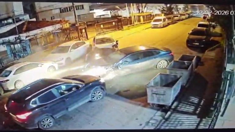 Küçükçekmece’de 5 aracın karıştığı zincirleme kaza kamerada