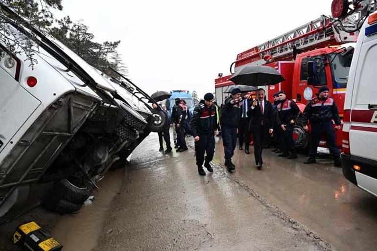 Ispartada cezaevi ring aracı devrildi: 3 yaralı