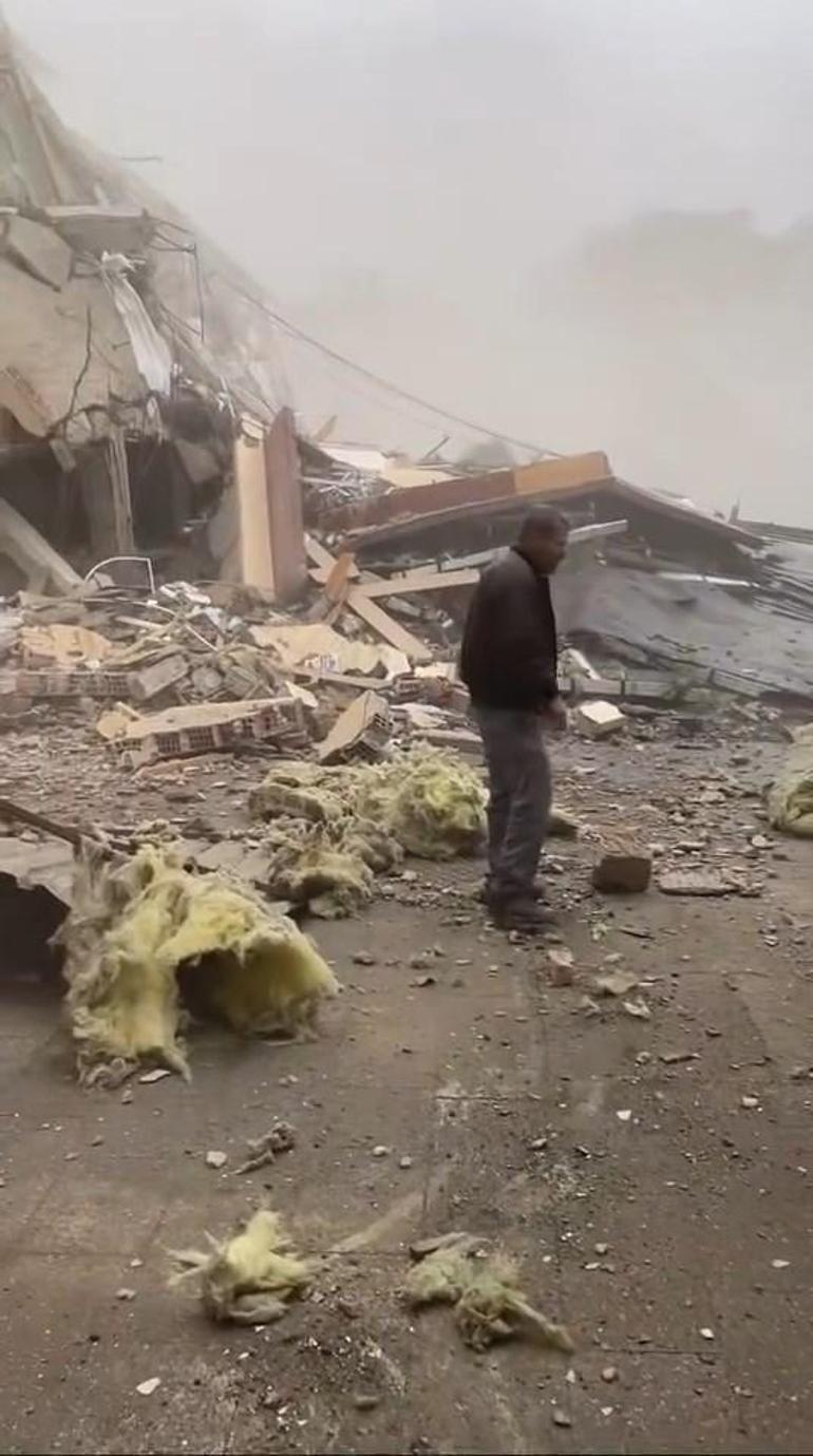 Küçükçekmecede kontrollü yıkılan bina, yanındaki başka binaya devrildi; çevredekiler panikle kaçtı