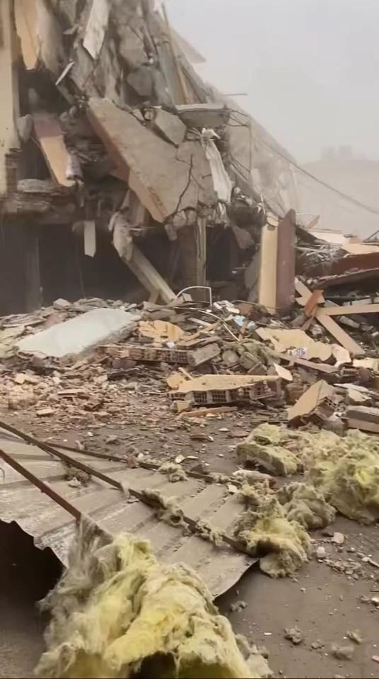 Küçükçekmecede kontrollü yıkılan bina, yanındaki başka binaya devrildi; çevredekiler panikle kaçtı