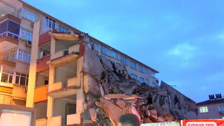 Küçükçekmecede kontrollü yıkılan bina, yanındaki başka binaya devrildi; çevredekiler panikle kaçtı