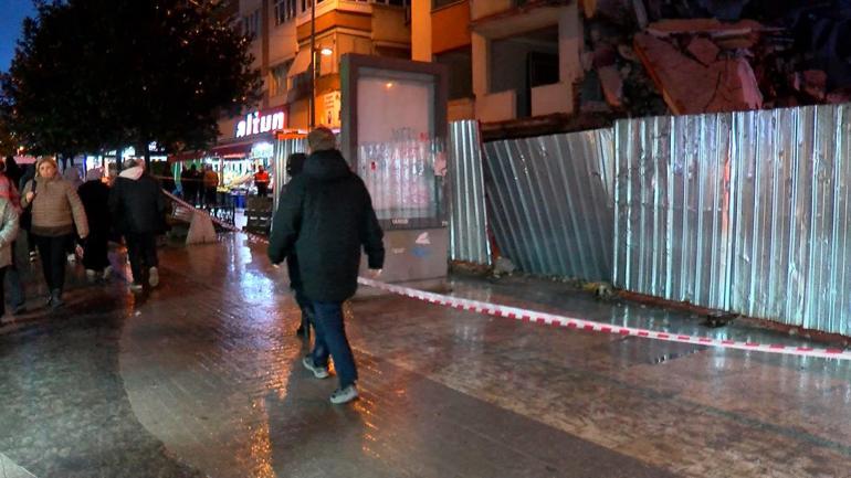 Küçükçekmecede kontrollü yıkılan bina, yanındaki başka binaya devrildi; çevredekiler panikle kaçtı