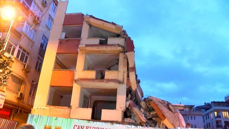 Küçükçekmecede kontrollü yıkılan bina, yanındaki başka binaya devrildi; çevredekiler panikle kaçtı