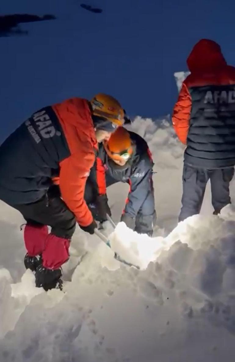 Verici istasyonundaki arızaya giden ekibin üzerine çığ düştü