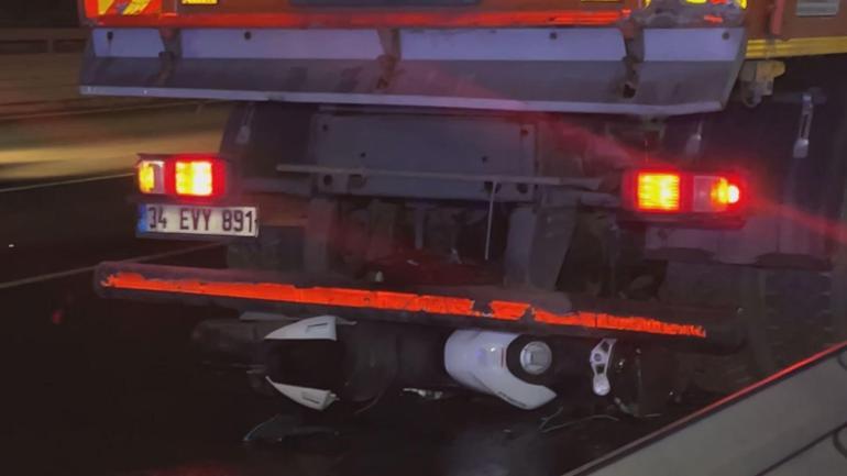 Küçükçekmece’de belediye temizlik aracına çarpan motosikletteki 2 kişi öldü