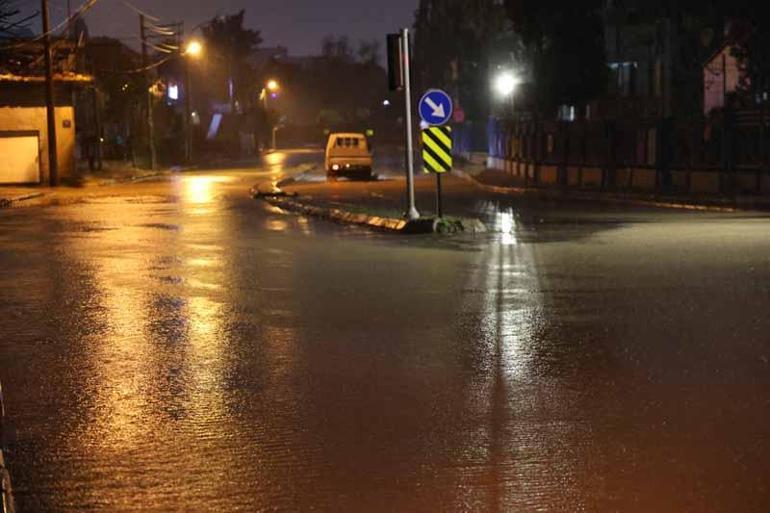 İzmir’de sağanak; cadde ve sokaklar göle döndü
