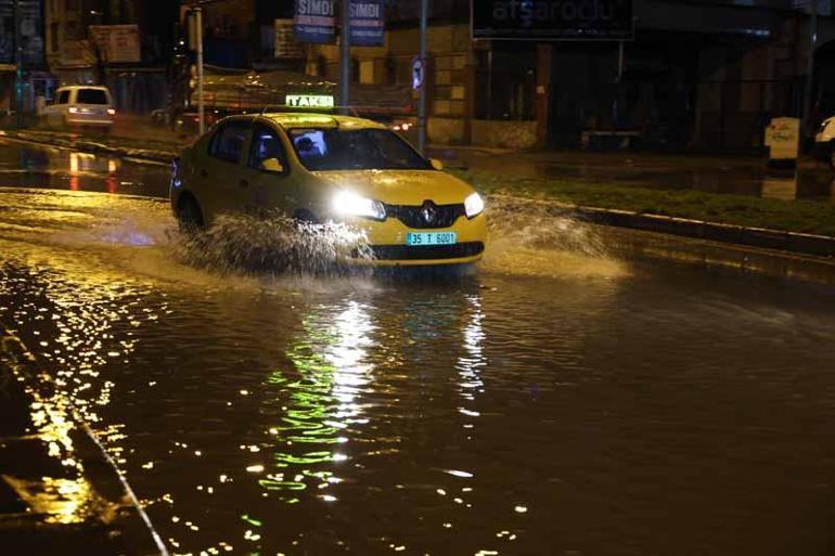 İzmir’de sağanak; cadde ve sokaklar göle döndü