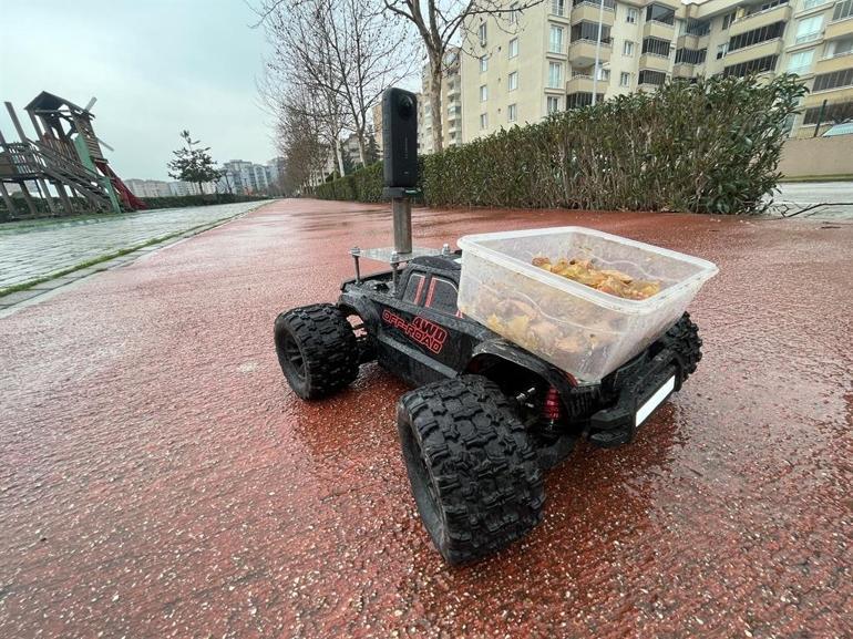 Sokak hayvanlarına, ‘oyuncak arabalı’ mama servisi