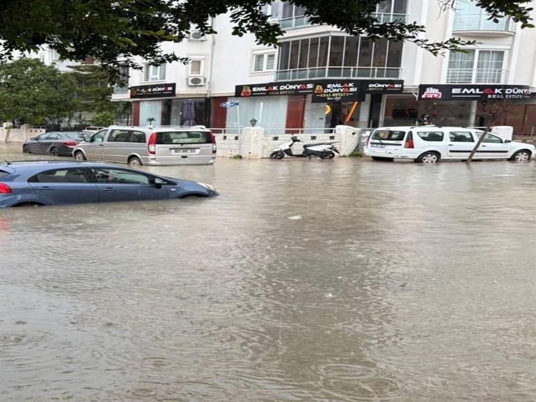 Antalyayı sağanak vurdu; 7 ilçede okullar tatil edildi