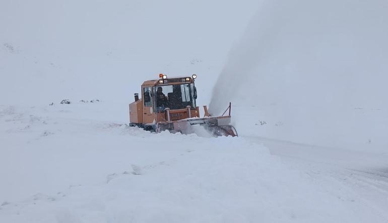 Karsta 4 metreyi bulan karla mücadele