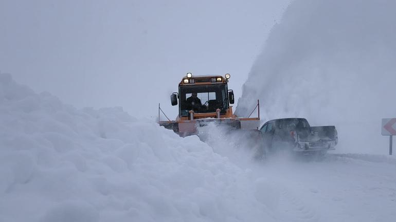 Karsta 4 metreyi bulan karla mücadele