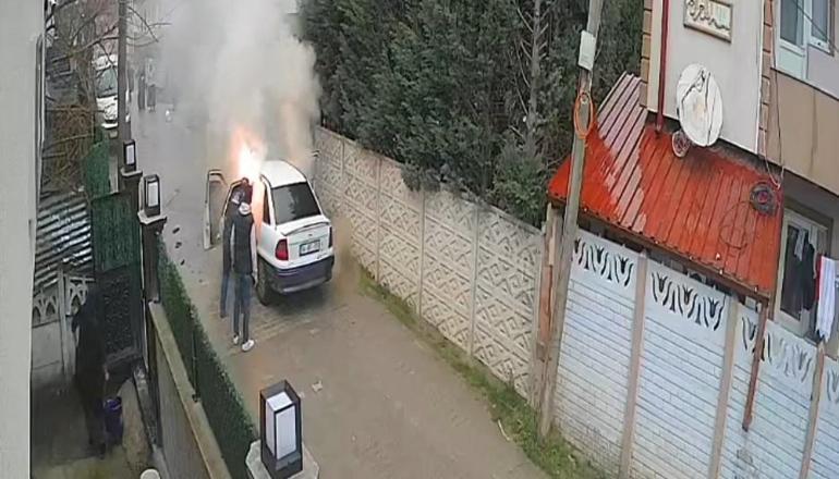 Sakarya’da park halindeki otomobil alev alev yandı