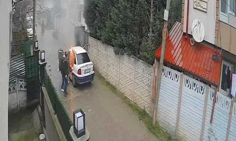 Sakarya’da park halindeki otomobil alev alev yandı