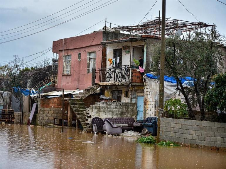 Antalyayı sağanak vurdu; 7 ilçede okullar tatil edildi