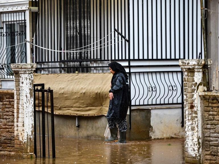 Antalyayı sağanak vurdu; 7 ilçede okullar tatil edildi